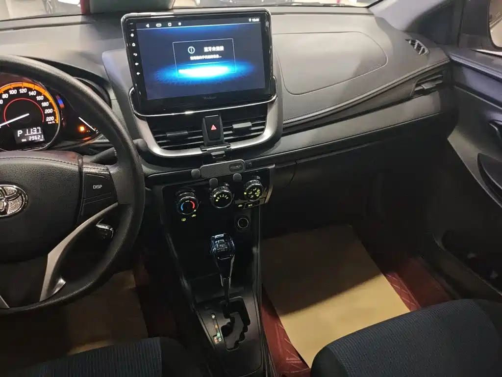 Toyota Yaris L — фото 13