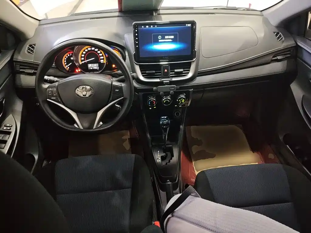 Toyota Yaris L — фото 10
