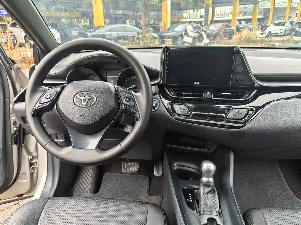 Toyota C-HR — фото 8