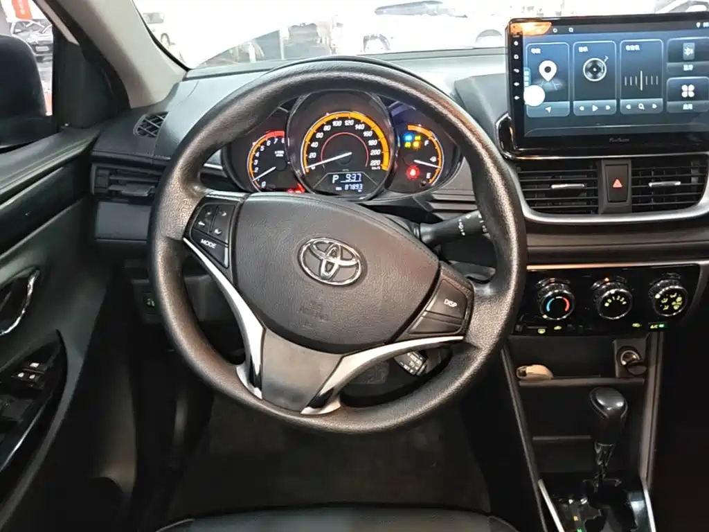 Toyota Yaris L — фото 11