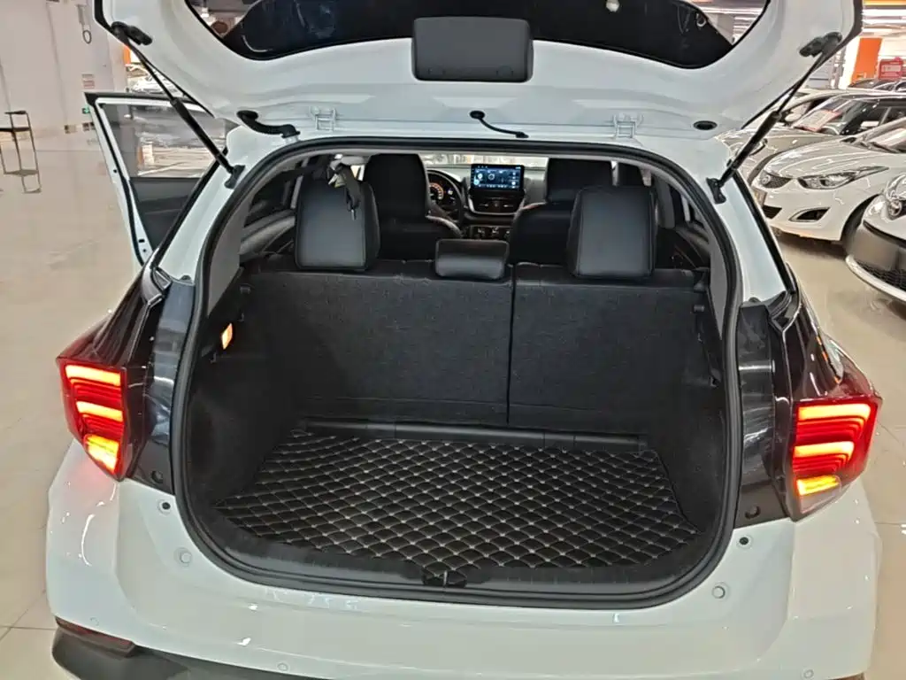 Toyota Yaris L — фото 19