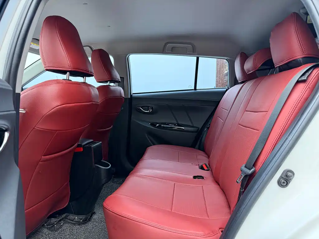 Toyota Yaris L — фото 17