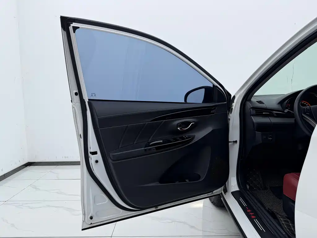 Toyota Yaris L — фото 8