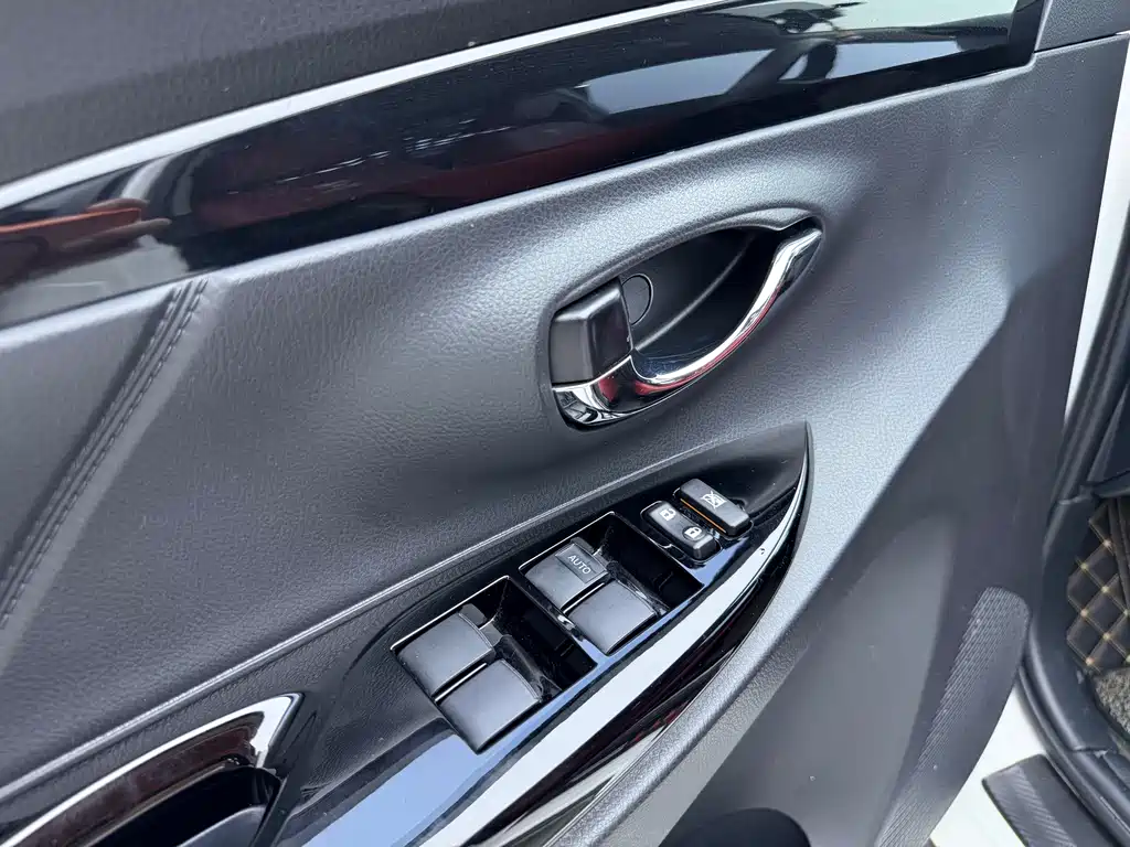 Toyota Yaris L — фото 9
