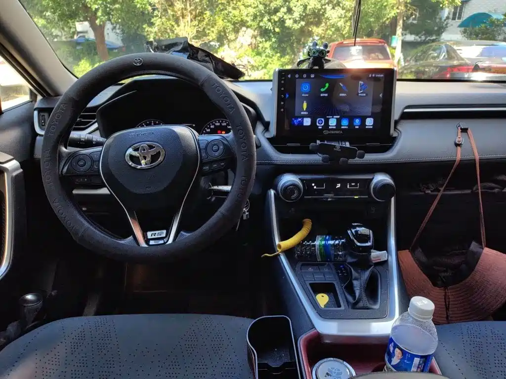 Toyota RAV4 — фото 13