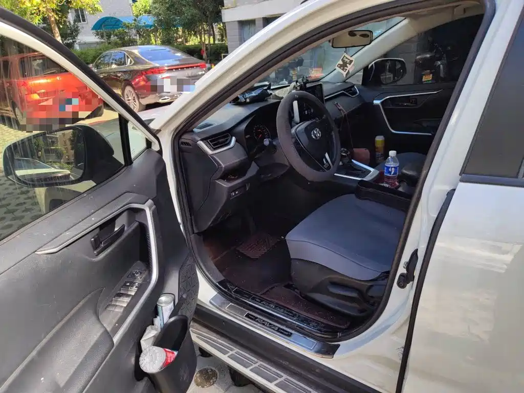 Toyota RAV4 — фото 14