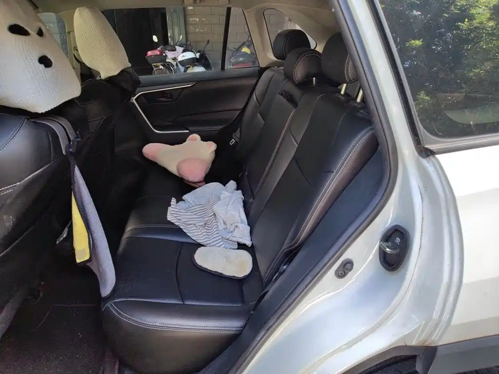 Toyota RAV4 — фото 15