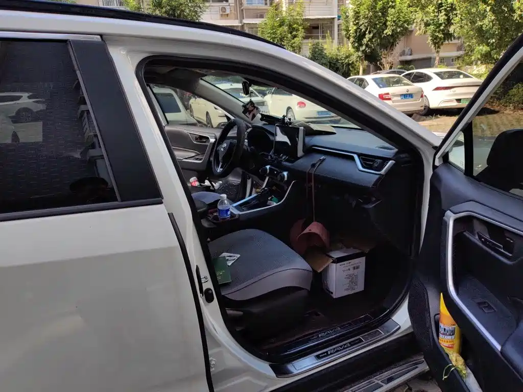Toyota RAV4 — фото 18