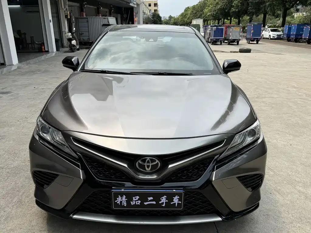 Toyota Camry — фото 2
