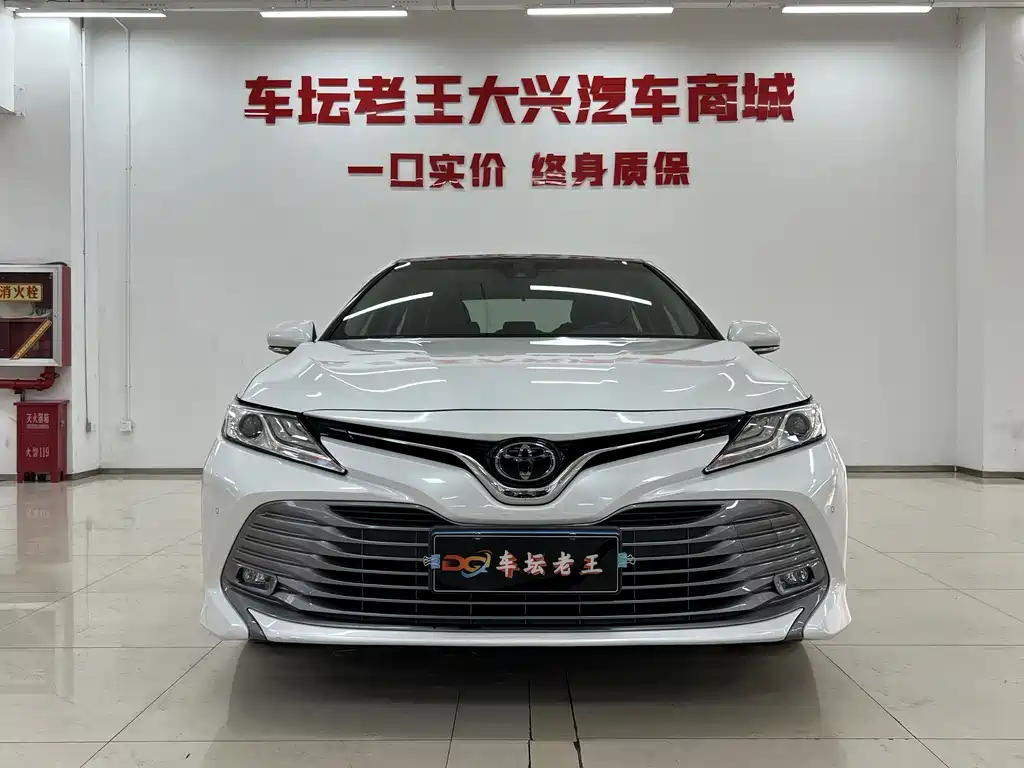 Toyota Camry — фото 2