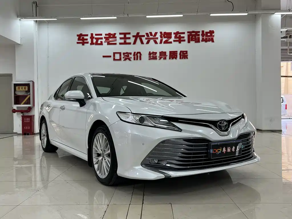 Toyota Camry — фото 3