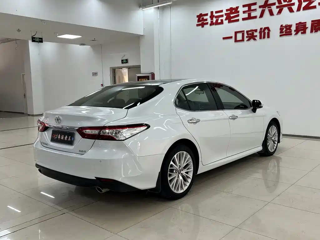 Toyota Camry — фото 7