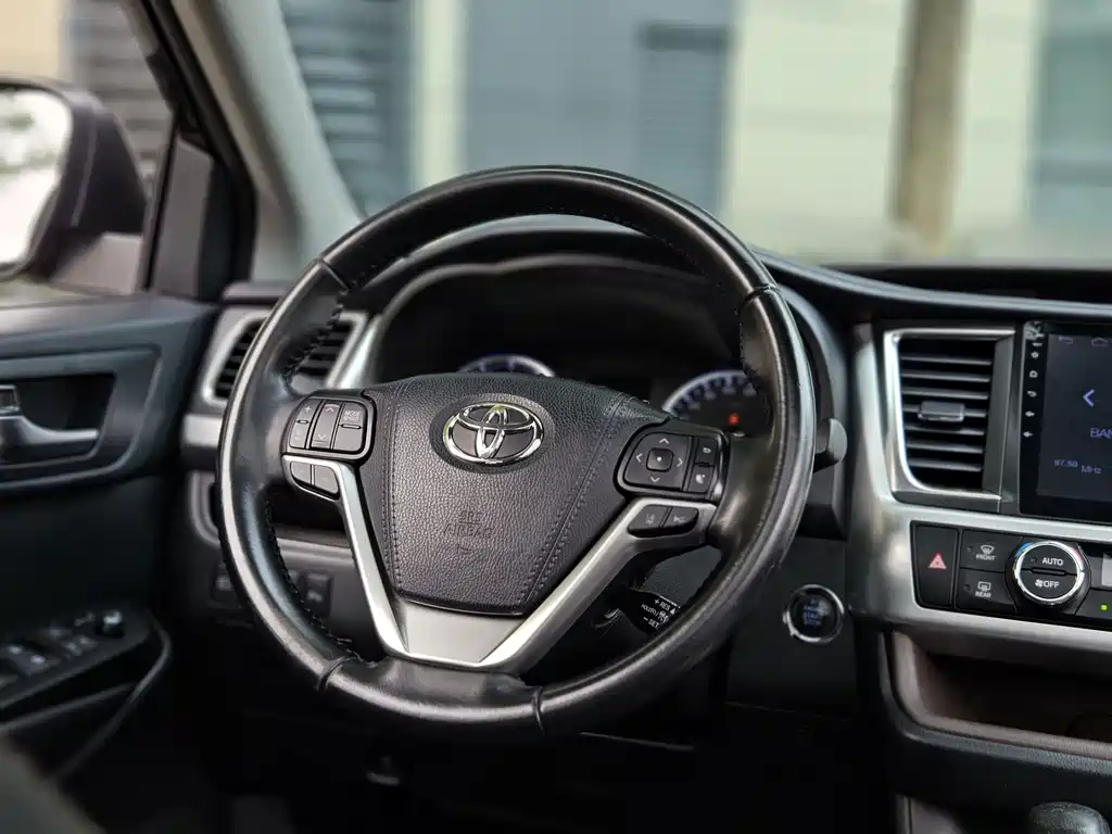 Toyota Highlander — фото 19