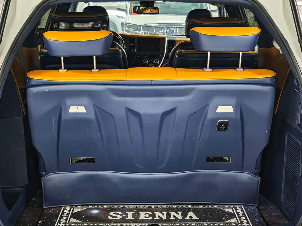 Toyota Sienna — фото 11