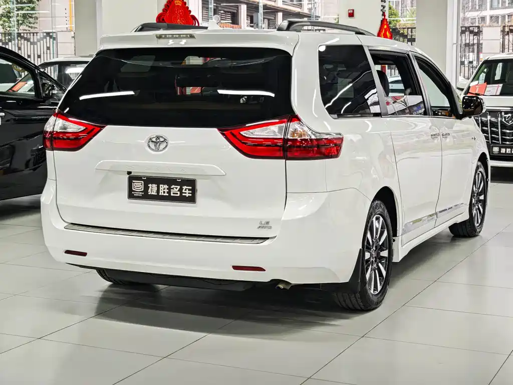 Toyota Sienna — фото 4