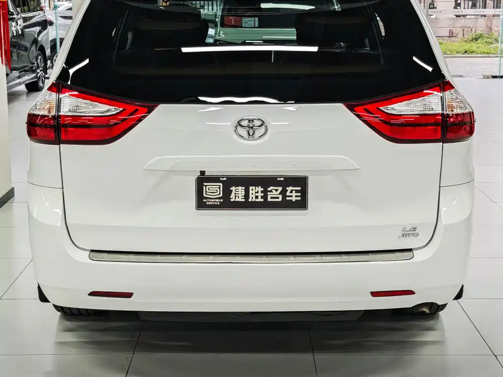 Toyota Sienna — фото 5
