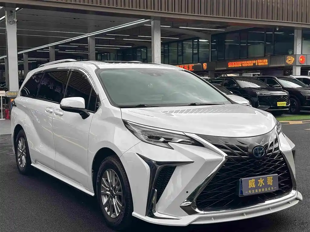 Toyota Sienna — фото 2