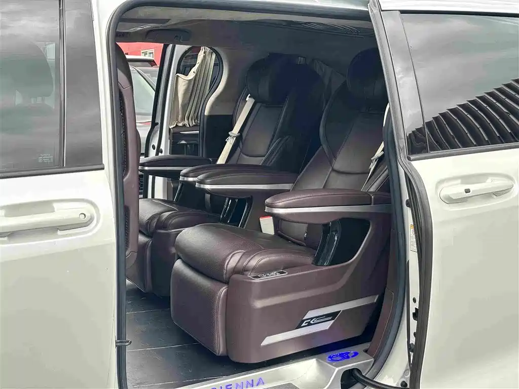 Toyota Sienna — фото 15