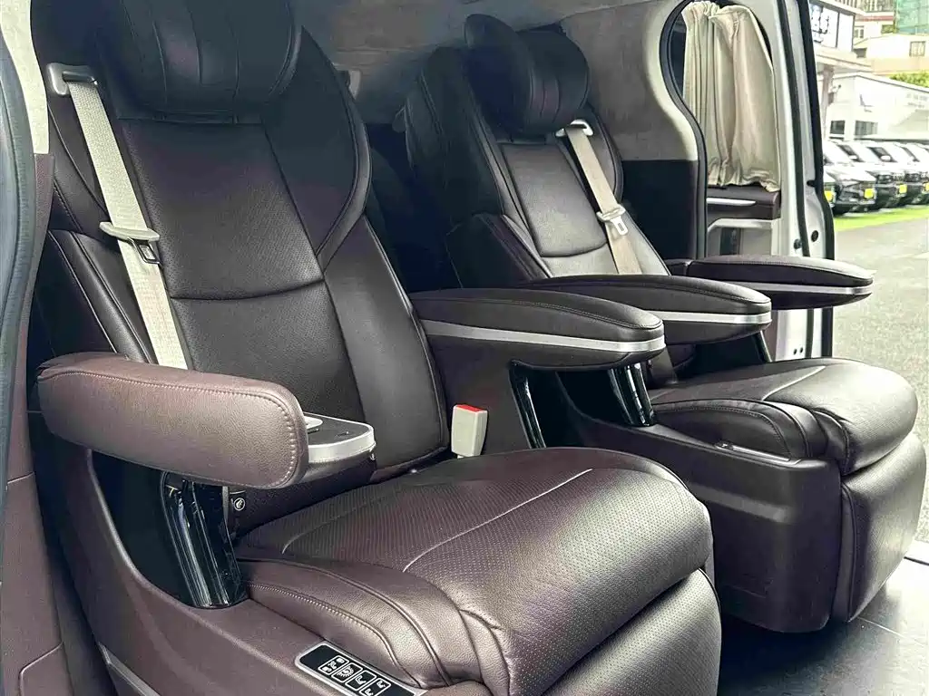 Toyota Sienna — фото 17