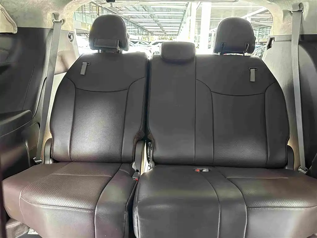 Toyota Sienna — фото 18