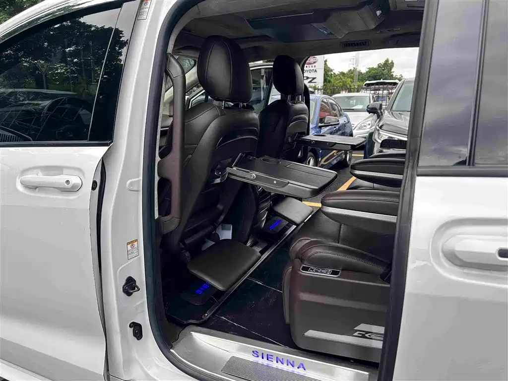 Toyota Sienna — фото 19