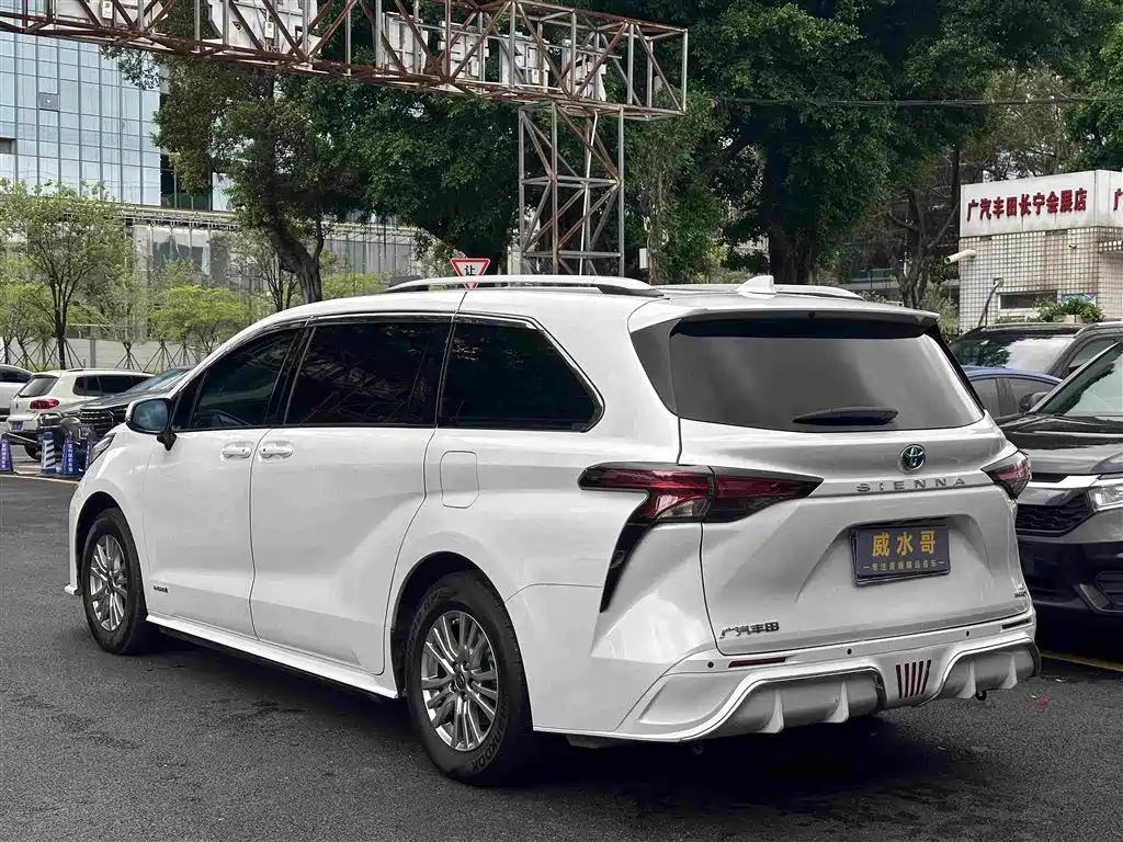 Toyota Sienna — фото 4