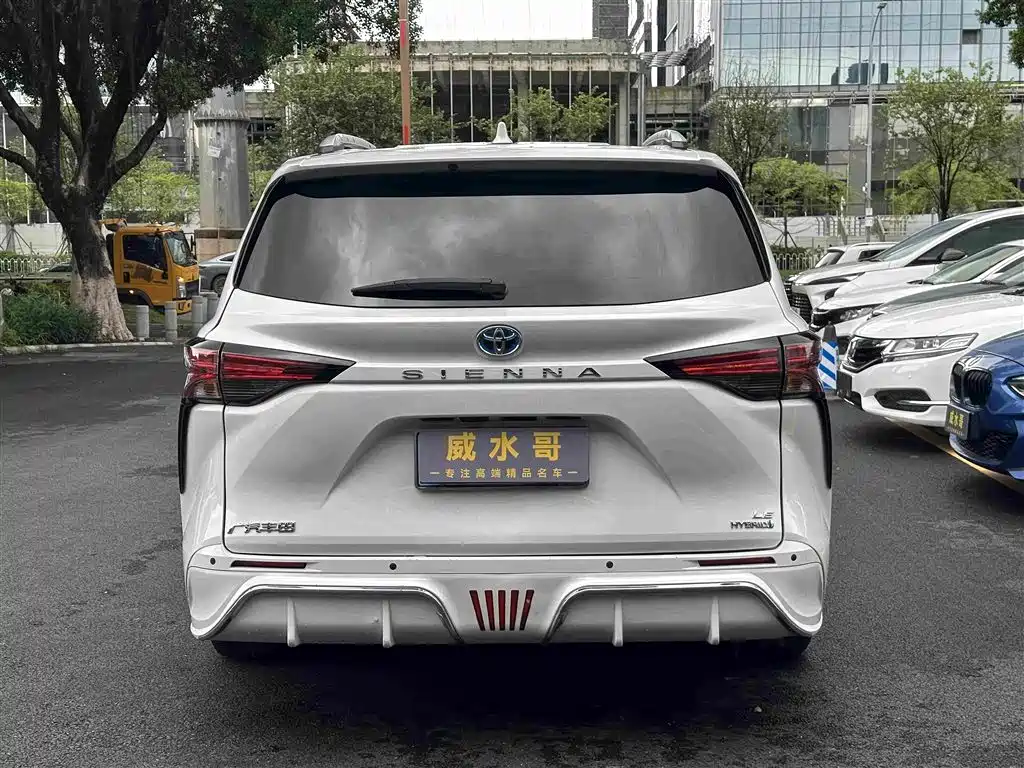 Toyota Sienna — фото 5