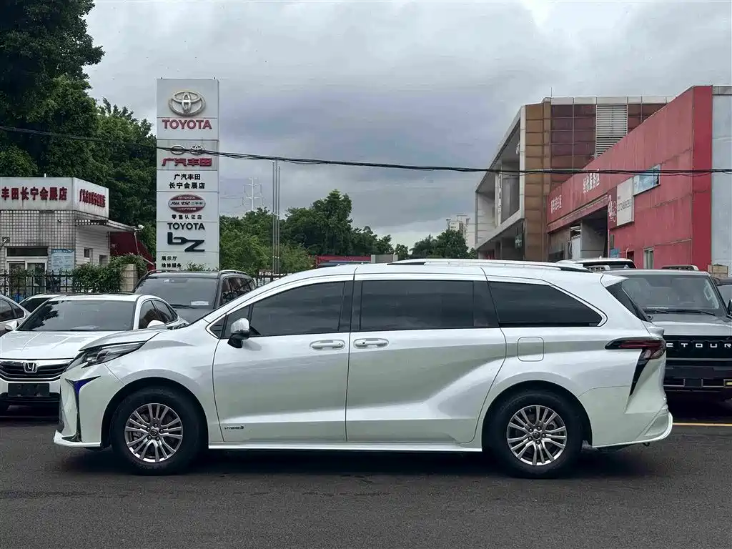 Toyota Sienna — фото 7