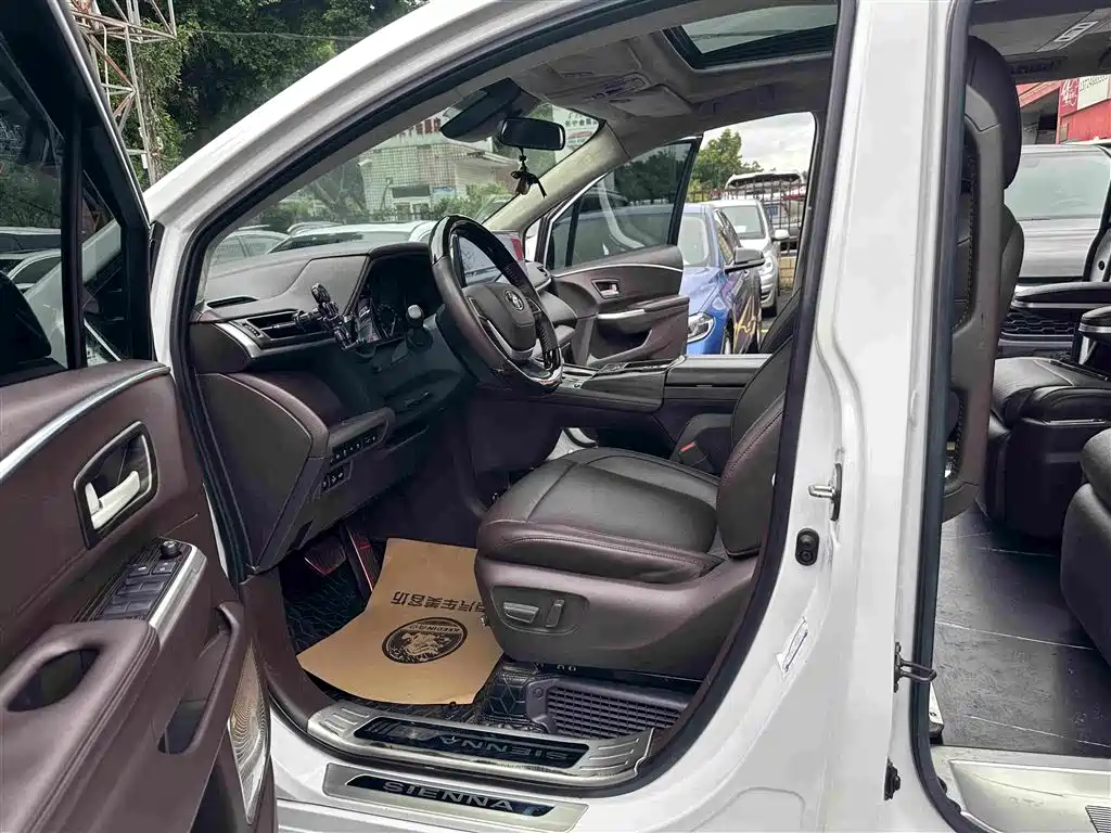 Toyota Sienna — фото 9