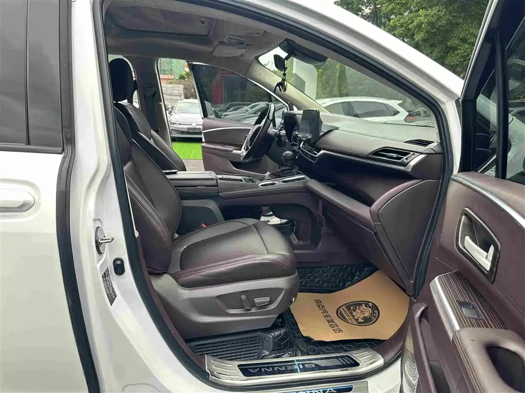 Toyota Sienna — фото 10