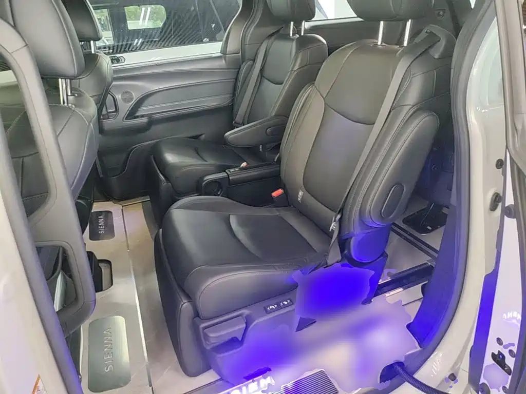 Toyota Sienna — фото 17