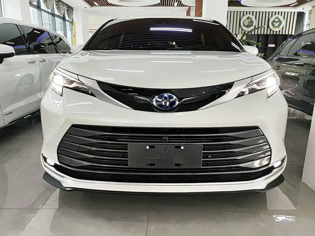 Toyota Sienna — фото 3