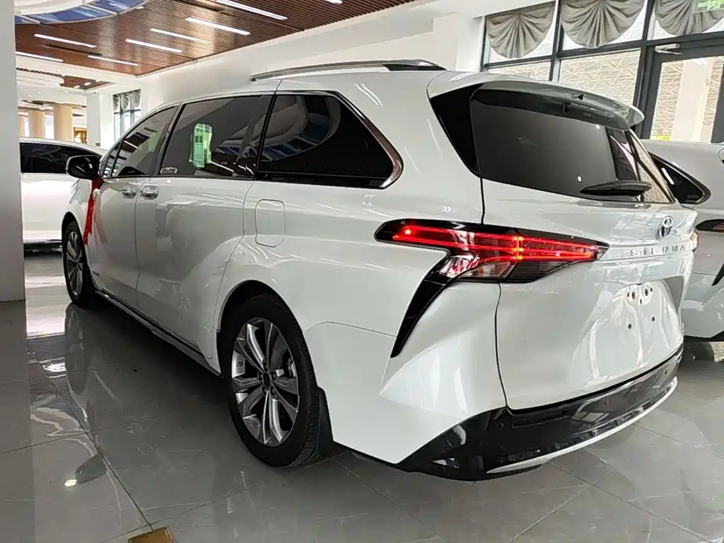 Toyota Sienna — фото 5