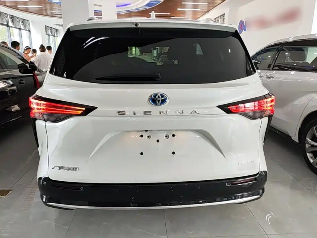 Toyota Sienna — фото 6