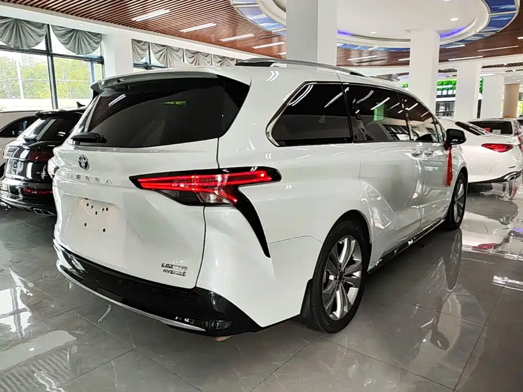 Toyota Sienna — фото 7