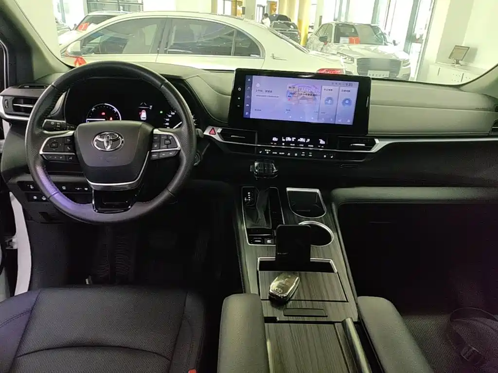 Toyota Sienna — фото 10