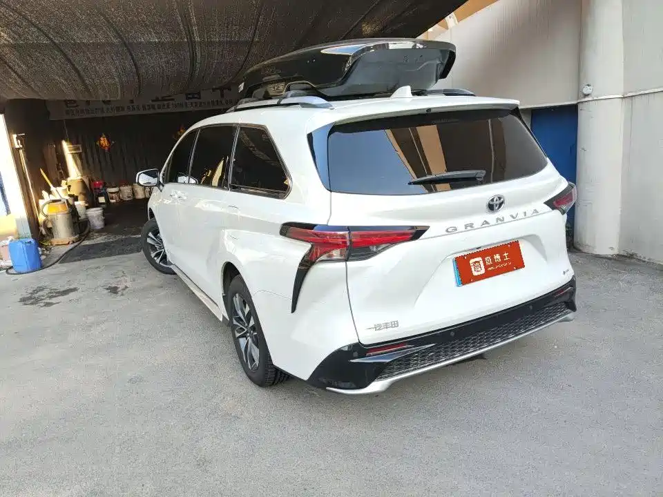 Toyota Granvia — фото 3