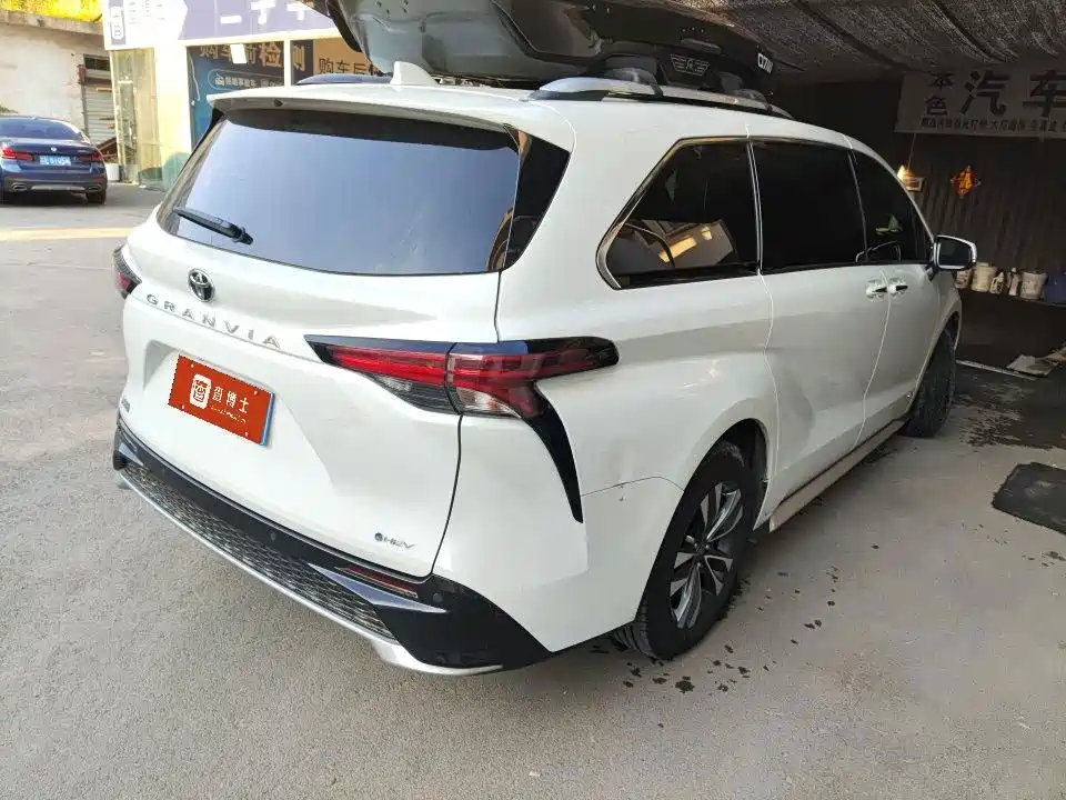 Toyota Granvia — фото 5