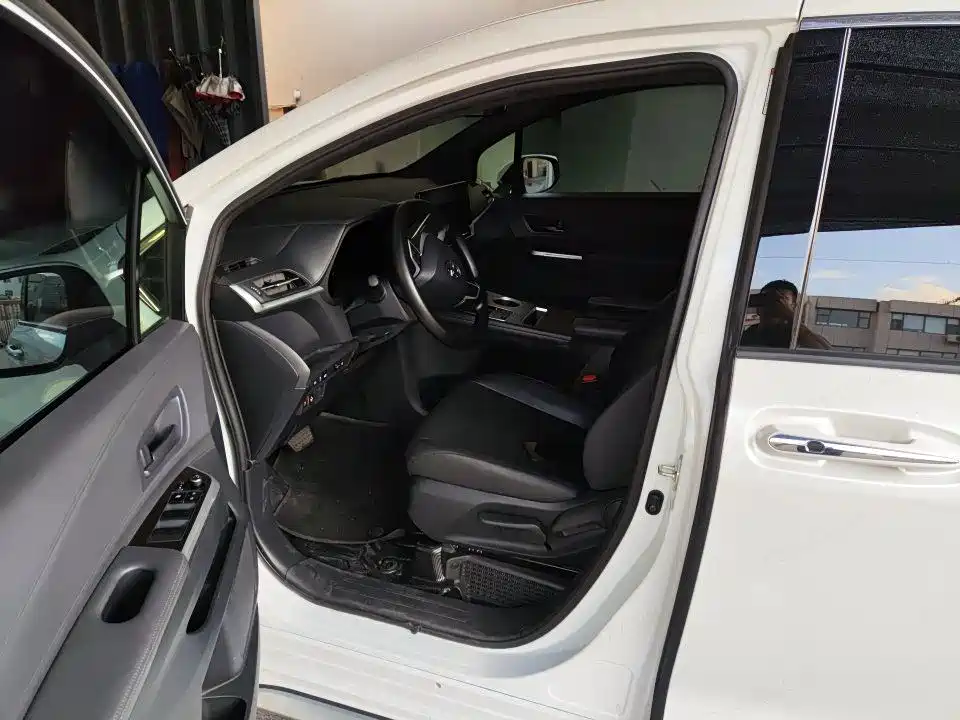 Toyota Granvia — фото 6