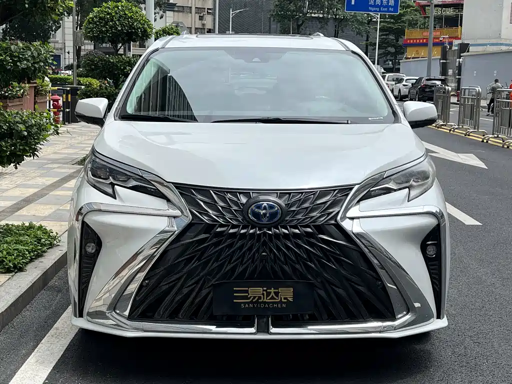 Toyota Sienna — фото 2