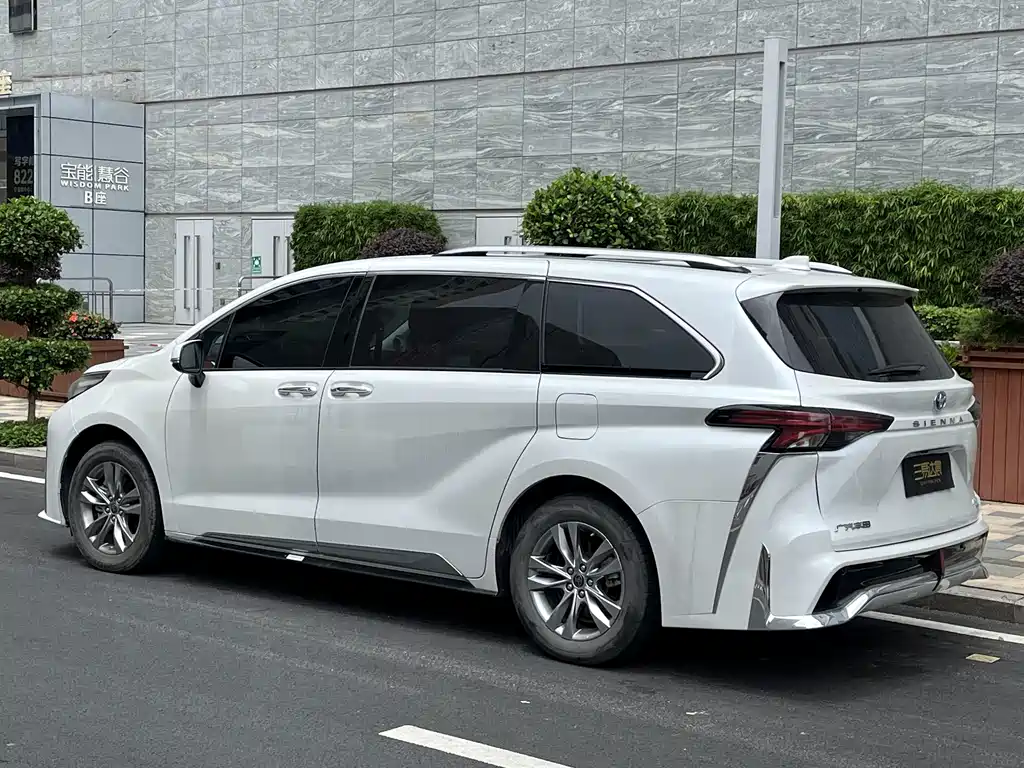 Toyota Sienna — фото 3