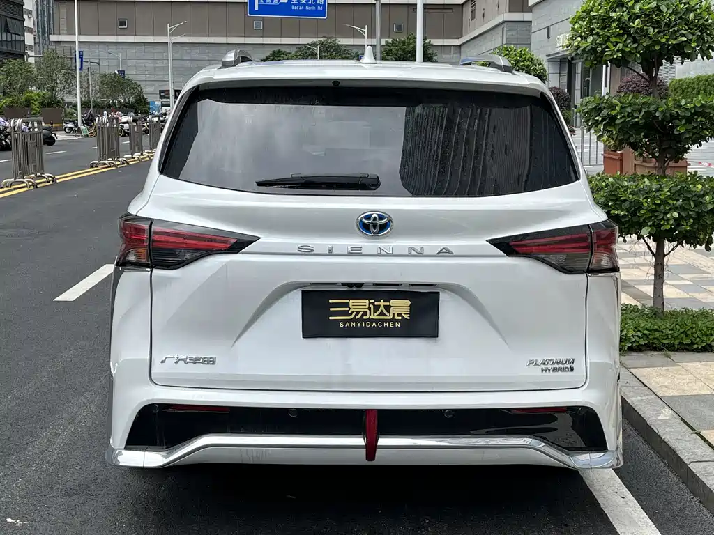 Toyota Sienna — фото 4