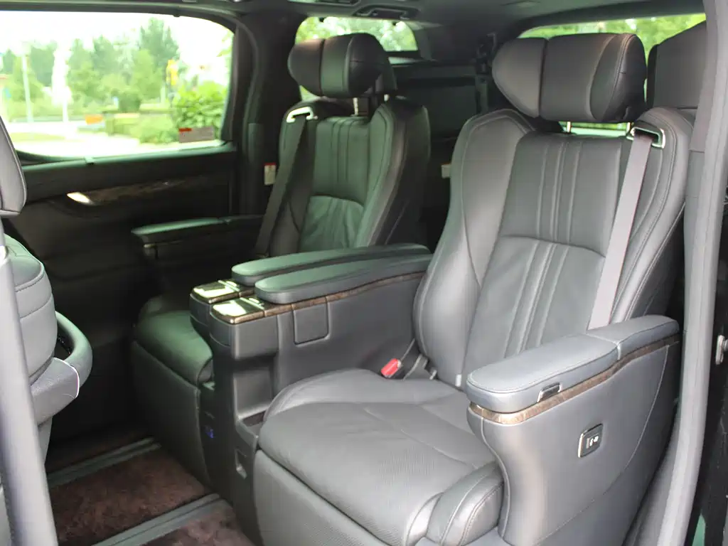 Toyota Alphard — фото 13