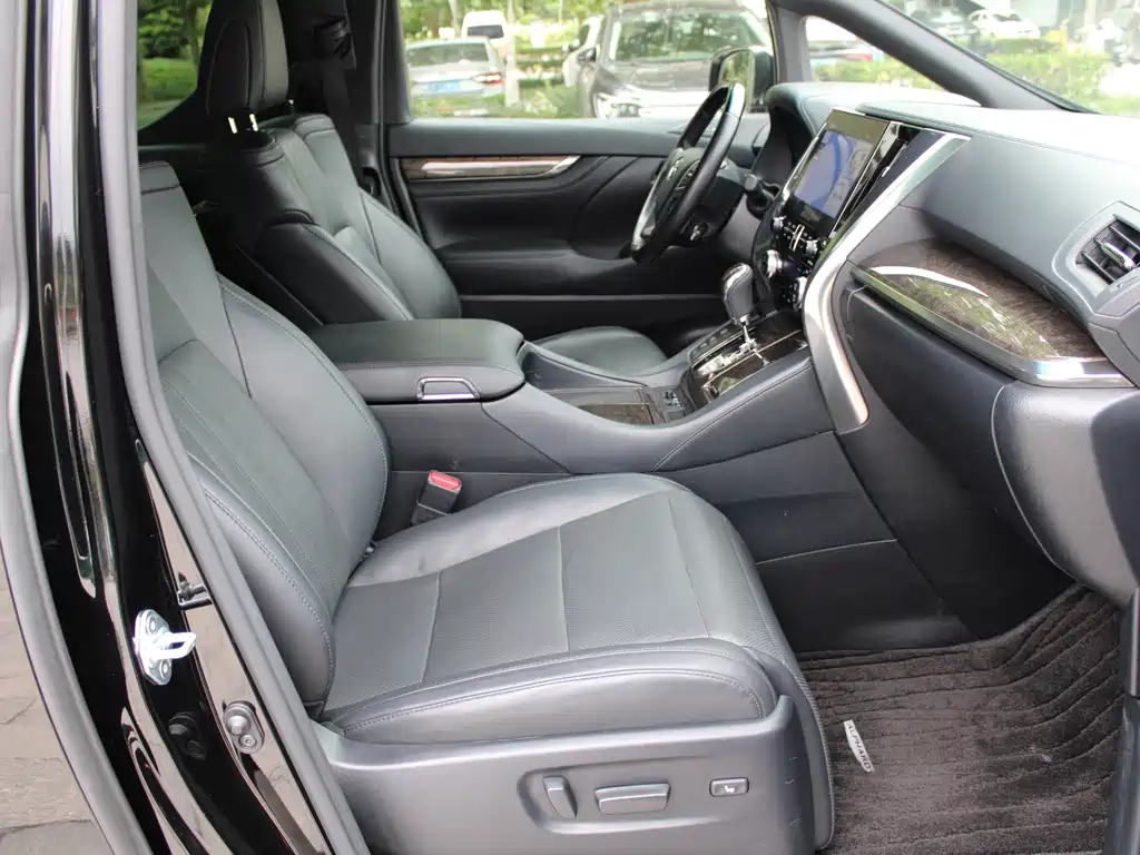 Toyota Alphard — фото 17