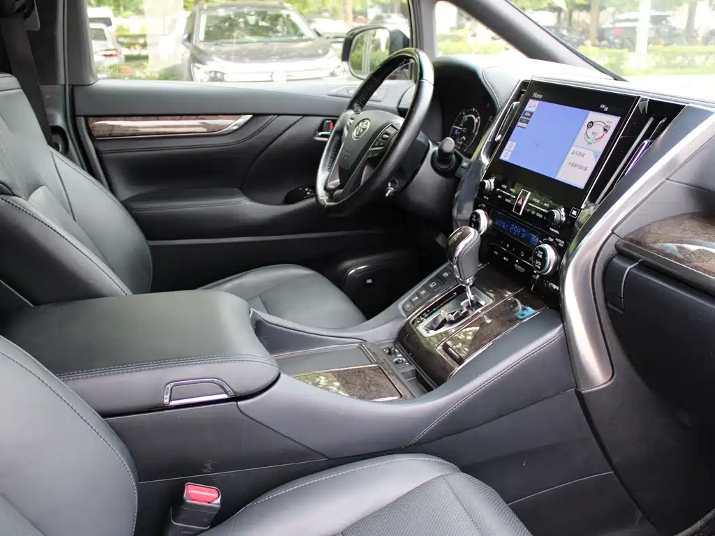 Toyota Alphard — фото 22
