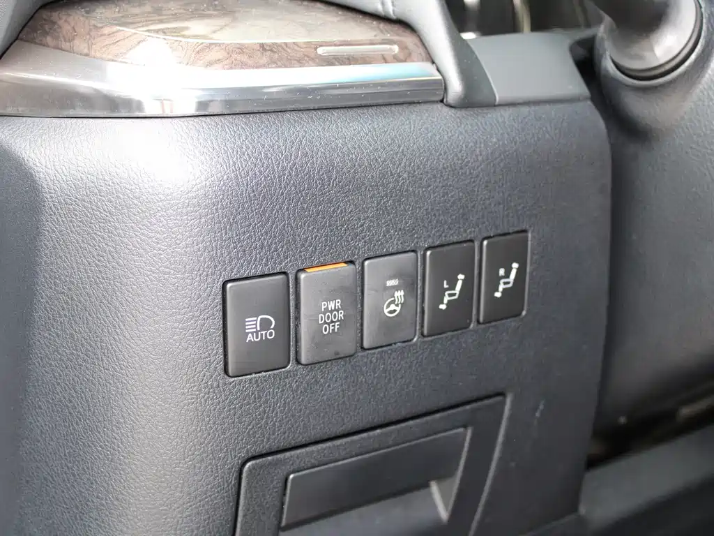 Toyota Alphard — фото 31