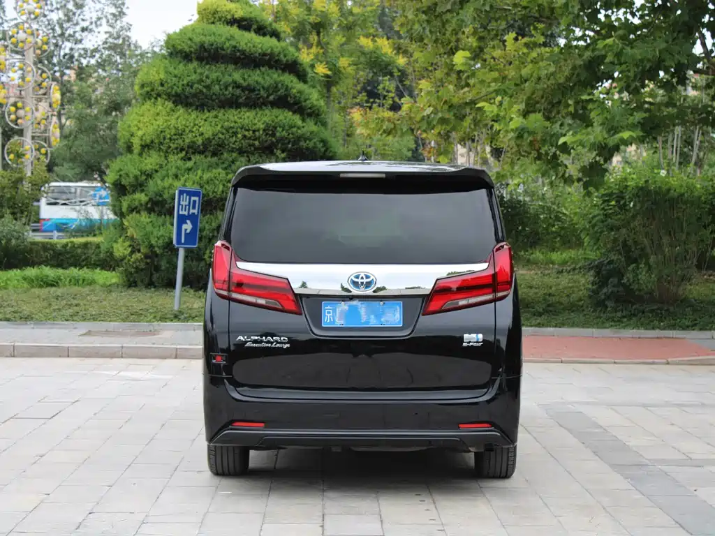Toyota Alphard — фото 5