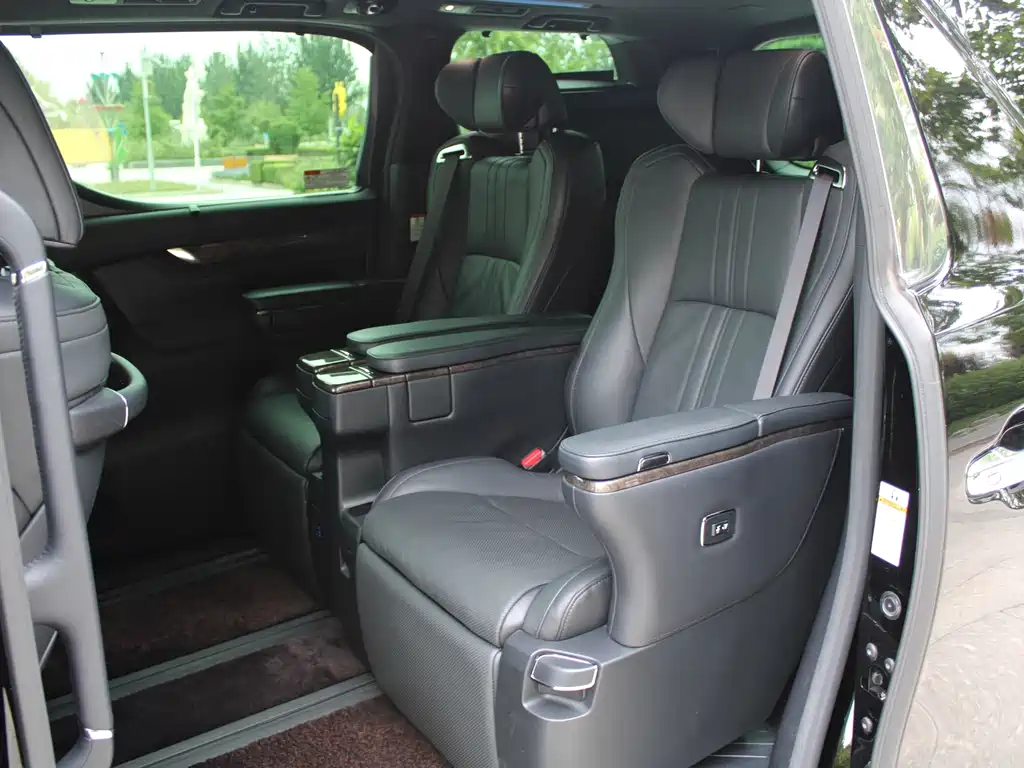 Toyota Alphard — фото 9