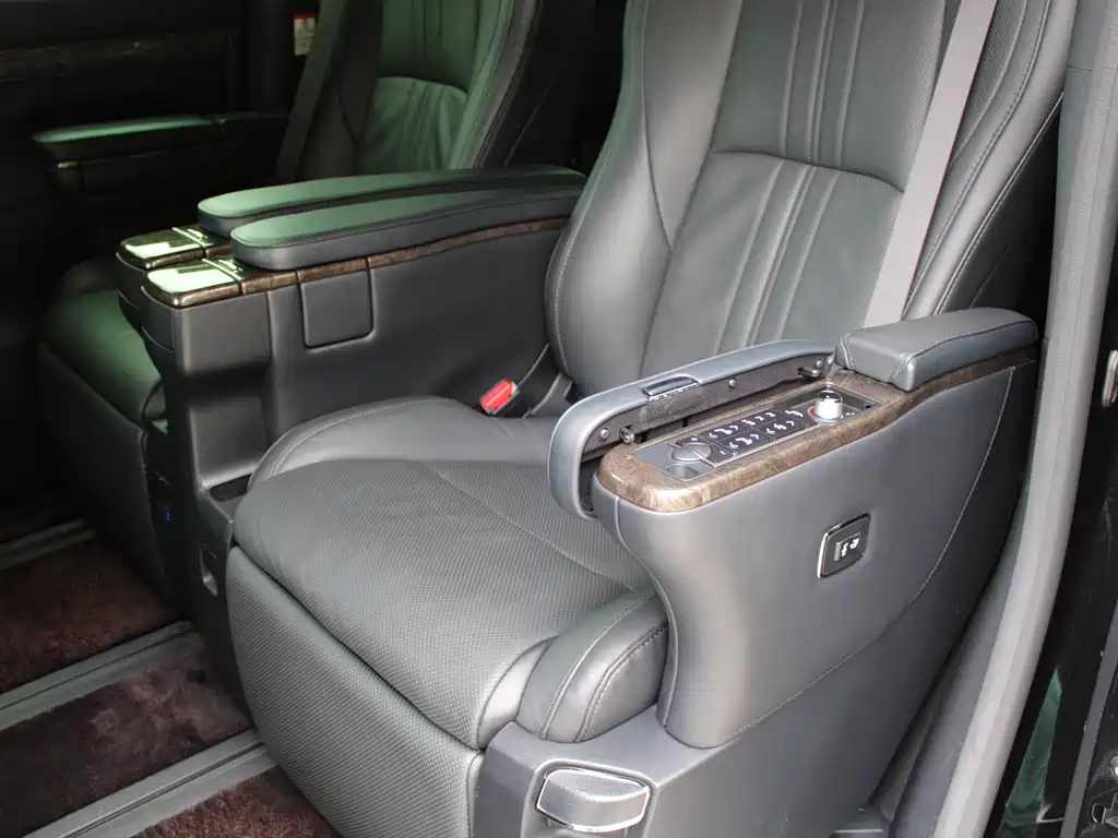 Toyota Alphard — фото 10
