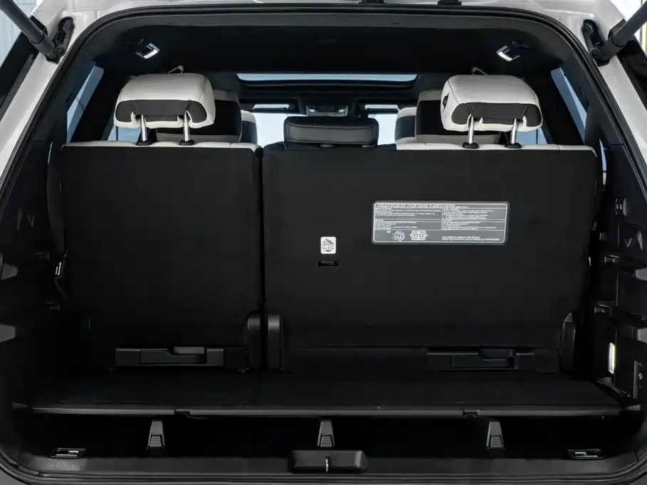 Toyota Sequoia — фото 14